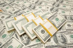 اصرار دولت بر نرخ ارز ترجیحی از عوامل موثر در نابسامانی اخیر است/ لزوم ارائه طرحی برای اختصاص یارانه مستقیم کالاها